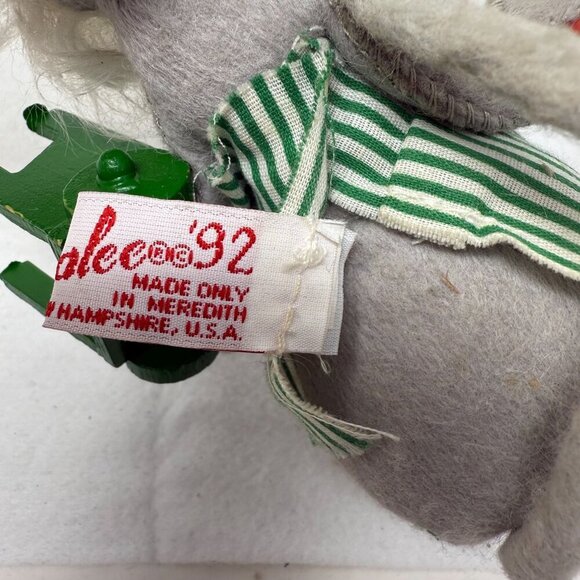 Annalee Vintage Christmas Mouse Artist Elf Figurine Green Train Workshop 1992 - Picture 8 of 9